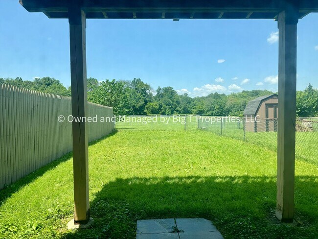 Foto del edificio - Large 3 Bed 2.5 Bath Completely Townhome i...