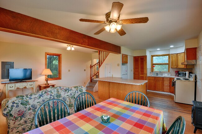 Foto del edificio - 341 Armstrong Rd