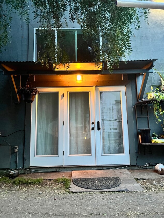 Entrance - 1254 E 12th St