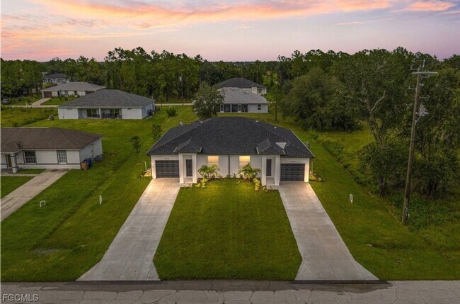 Foto del edificio - Charming 3BR Duplex in Lehigh Acres