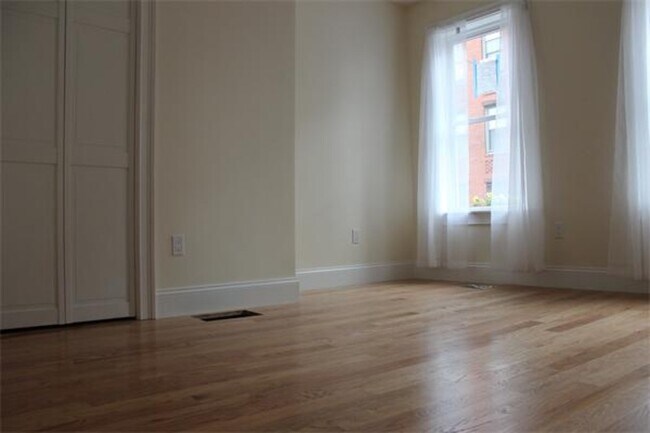 Building Photo - 9 Chesterton St