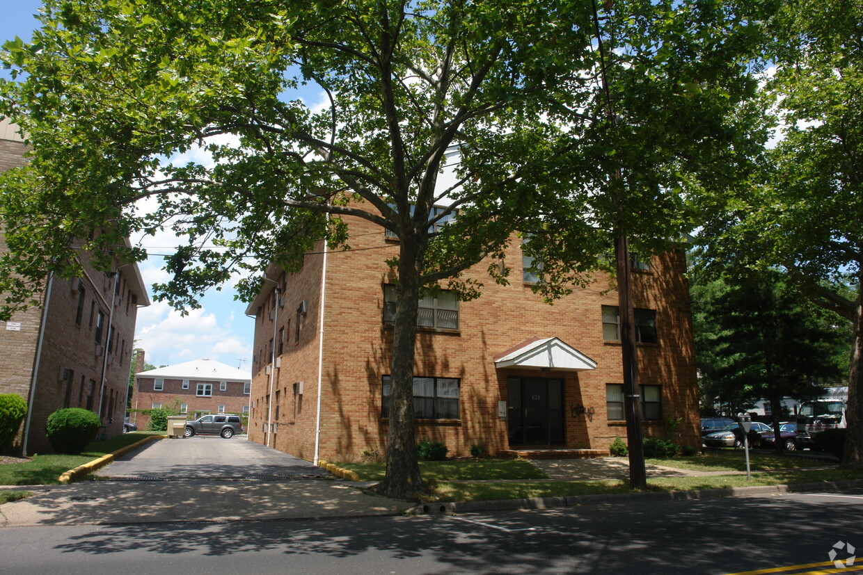 Primary Photo - 121 E Elizabeth Ave