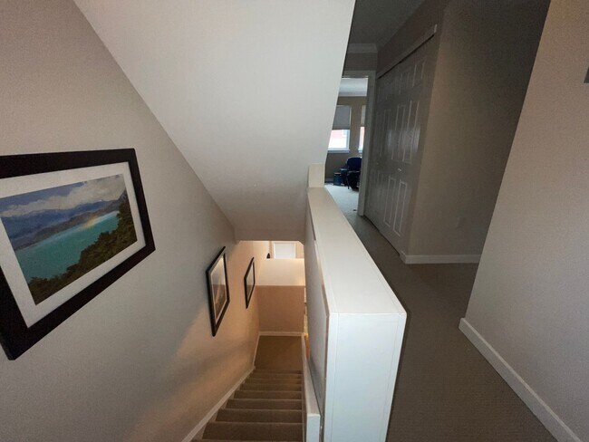 Foto del edificio - 3-bed, 2-bath GIANT townhouse + GARAGE, BA...