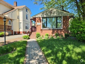 Building Photo - 42 Elm St