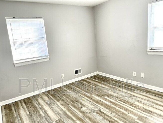 Foto del edificio - 4407 Landside Dr