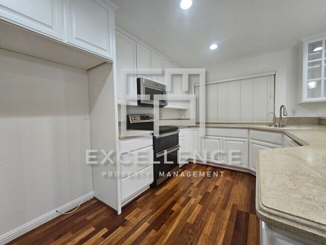 Foto del edificio - Spacious Fully Renovated 4/2 House with Over 2000SF and LVT Throughout