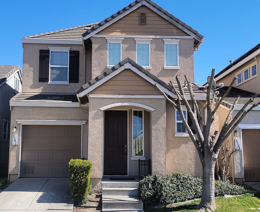 Foto principal - Adorable 3 bedroom 2.5 bath Home