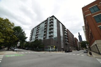 Building Photo - 225 S Sangamon St