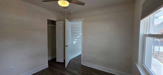 Foto del edificio - 2218 E 16th St