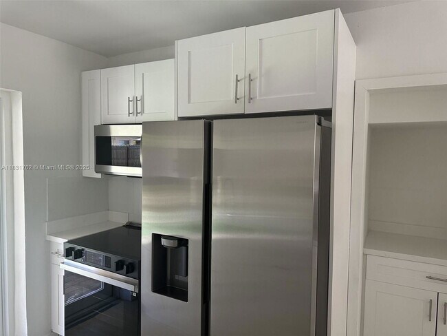 Building Photo - 1754 NE 48th Ct