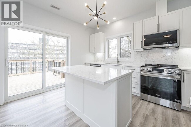 Building Photo - 498 Karn St
