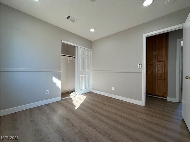 Building Photo - 6987 Wineberry Dr