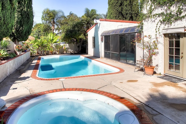 Building Photo - 24061 La Rosa Dr