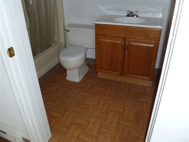 Bathroom - 10 Violet St