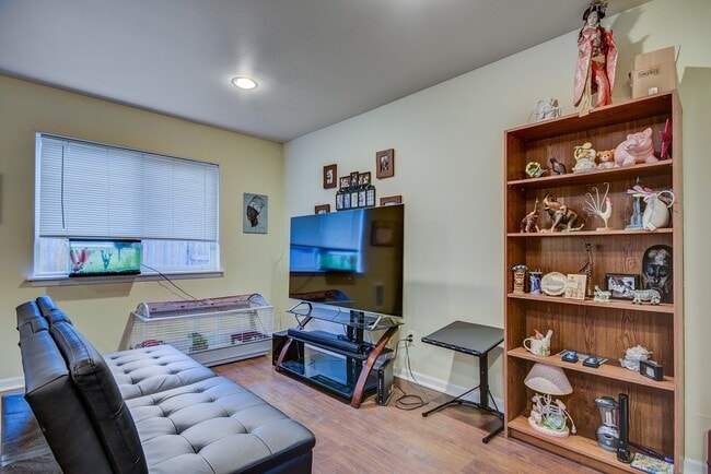 Building Photo - Spacious 2 Bedroom, 2.5 Bathroom Townhome ...