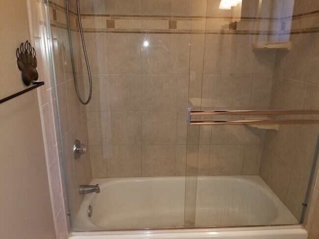 Foto del edificio - 2 Bedroom with fenced yard.