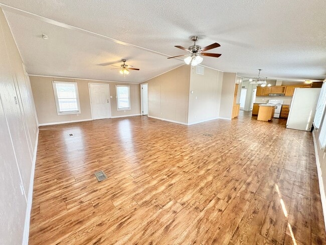 Building Photo - *AVAILABLE NOW* An absolute must see!  5 bedrooms, 3 baths in Burnet, TX.