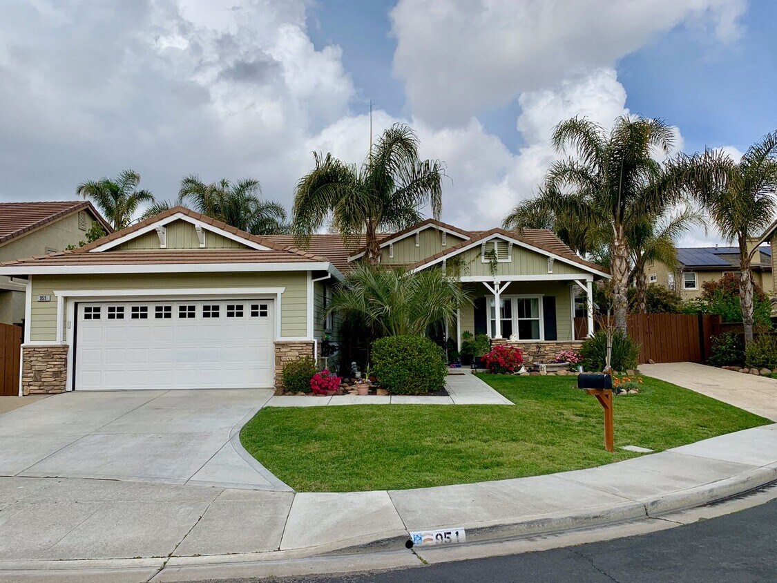 Foto principal - Beautifully Updated Single-Story Home on Q...