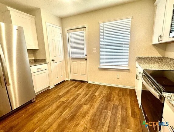 Foto del edificio - 452 Lynwood Gold