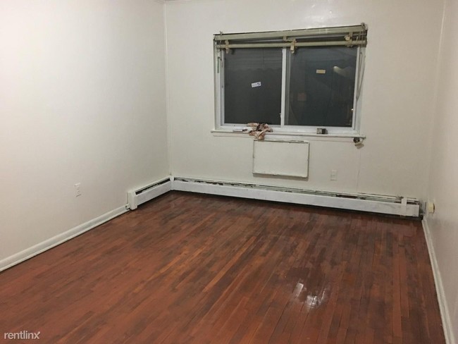 Building Photo - 3 br, 1 bath Apartment - 1320 Metcalf Ave