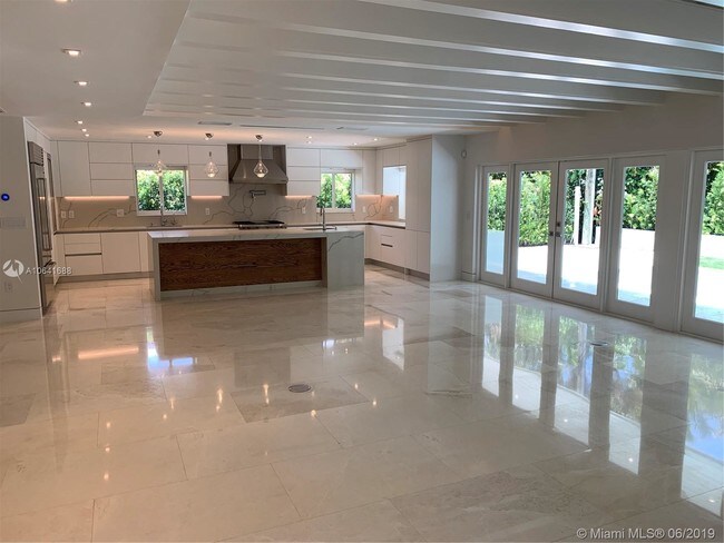Foto del edificio - 4415 Monserrate St