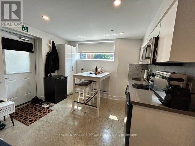 Photo du bâtiment - 1553 Bloor St W