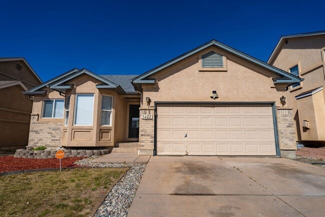 Stunning 4-bedroom, 3-bathroom home near Ft Carson! - Stunning 4-bedroom, 3-bathroom home near Ft Carson!
