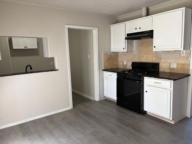 Foto del edificio - 5402 Lyndhurst Dr