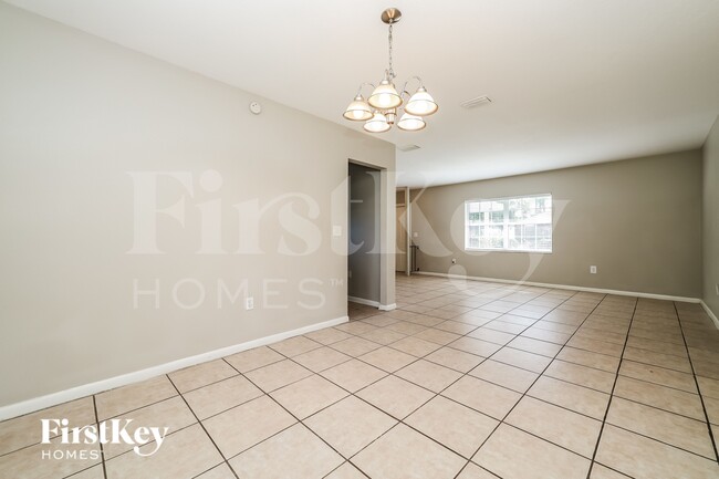 Building Photo - 718 Kingswood Loop
