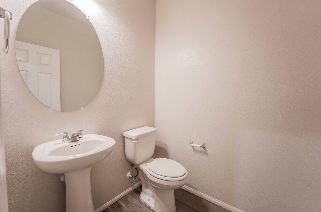 Foto principal - BEAUTIFUL 2 STORY HOME FOR RENT!