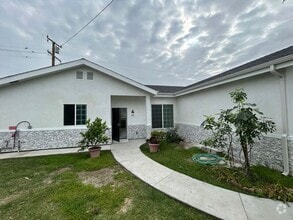 Building Photo - 610 N Hidalgo Ave