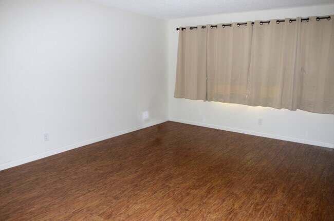 Living room - 1220 N Park Western Dr