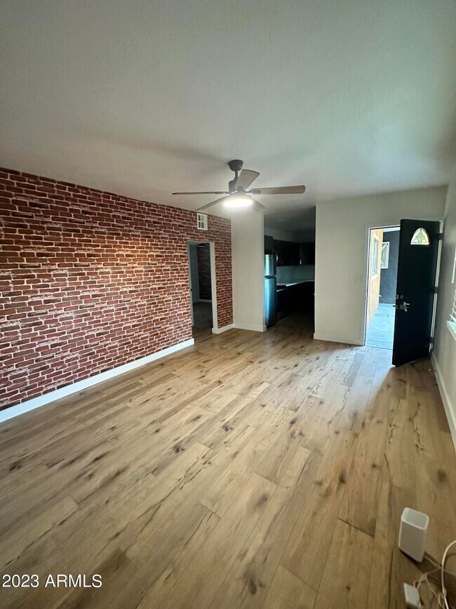 Foto del edificio - 456 E Detroit St