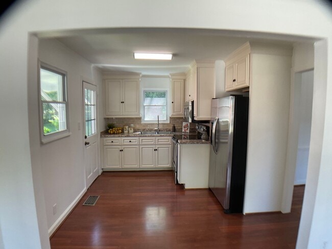 Building Photo - Adorable Bungalow Next to Downtown Raleigh!