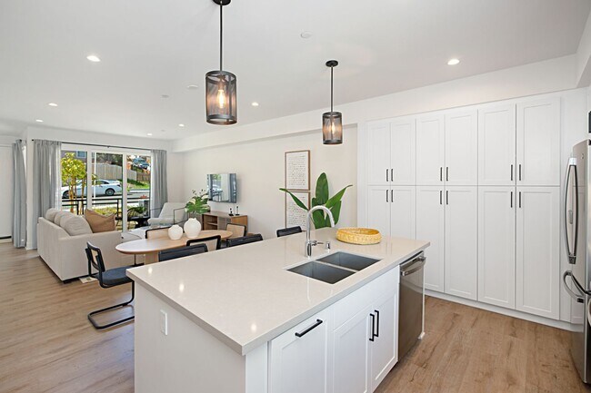 Foto del edificio - Modern Townhome FOR RENT in Golden Hill 3 Bed w/ 2 car garage!