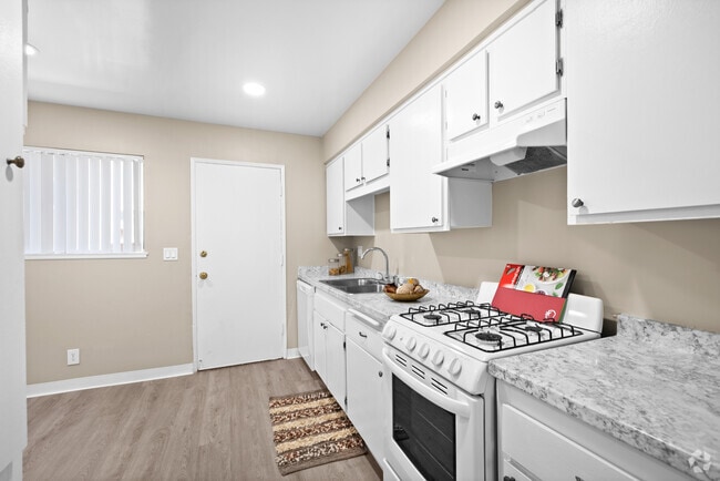 1BR, 1BA - 621SF - Kitchen - Reseda Village Green
