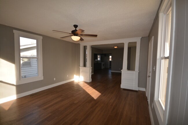 Building Photo - Rent This Spacious 3 Bedroom 1 Bath