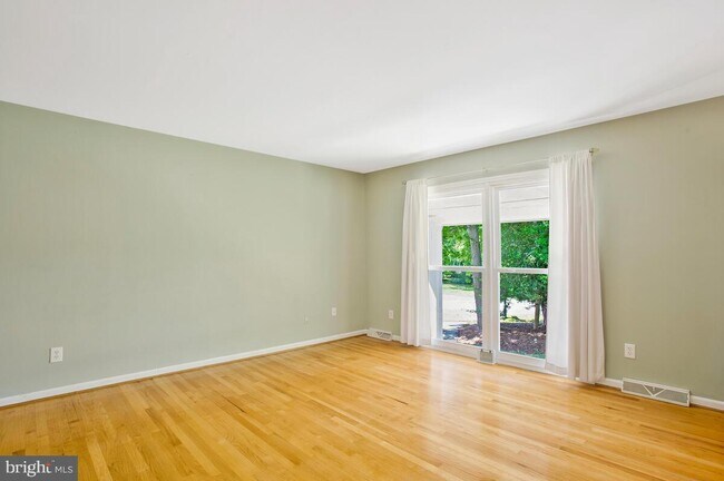Building Photo - 46686 Thomas Dr