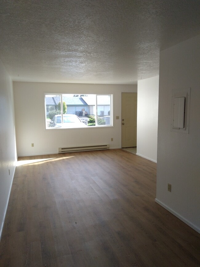 Building Photo - 875 NW Oak Ave