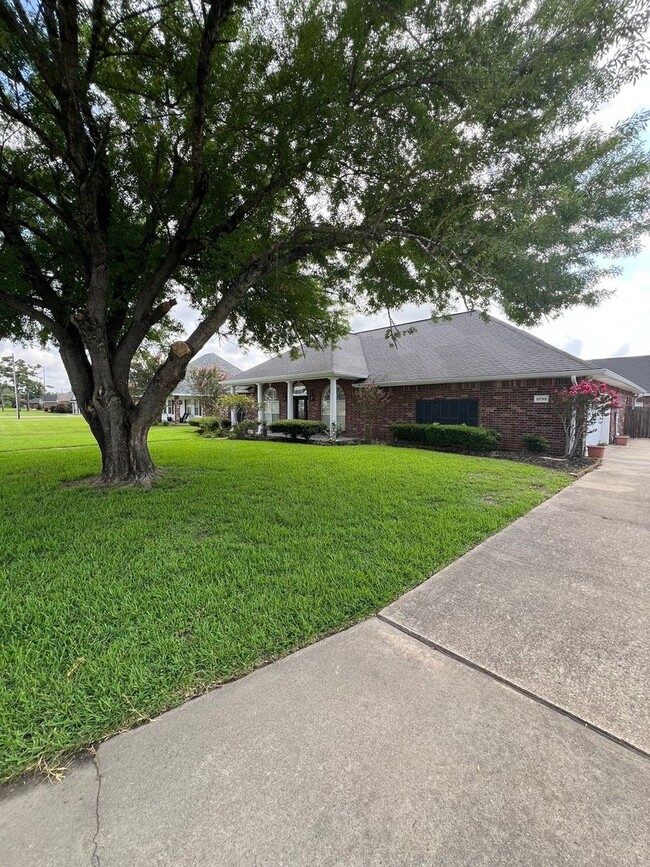Building Photo - Stunning home for lease