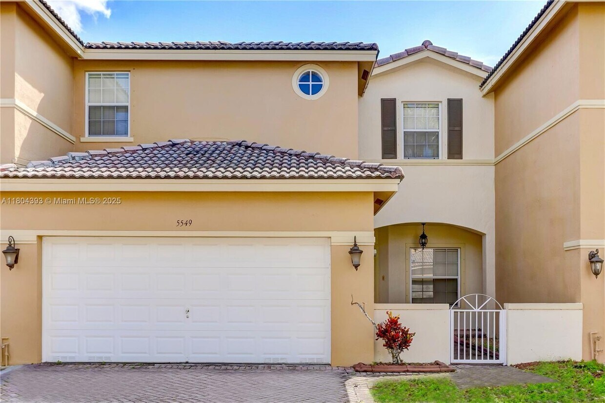 Foto principal - 5549 NW 113th Ct