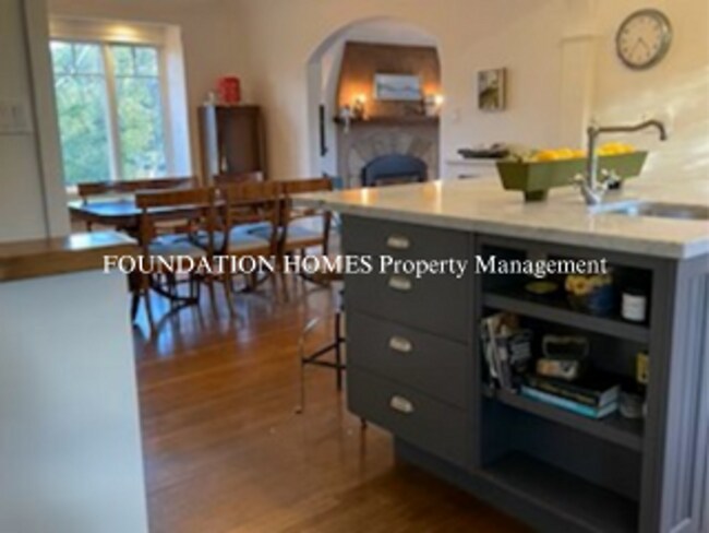 Building Photo - 4bd/3ba Home in great location of M.V. 235...