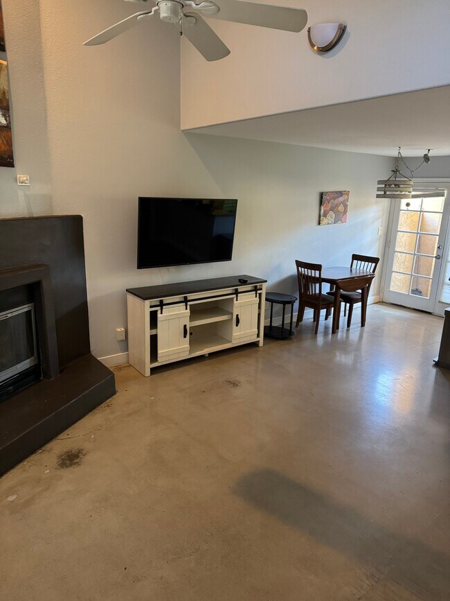 Foto del edificio - 1025 E Highland Ave