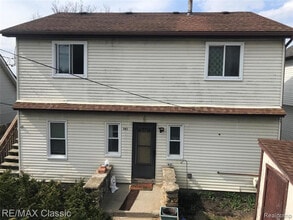 Building Photo - 381 E Shore Dr