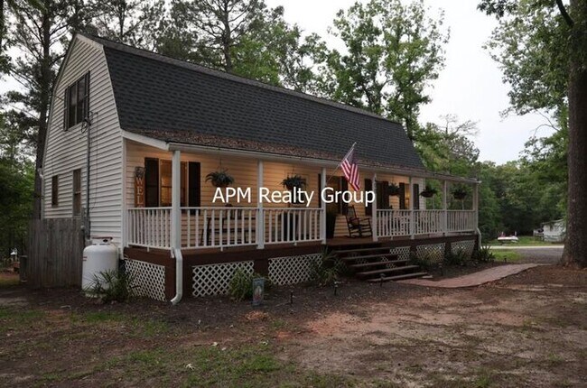 Building Photo - Private Country Feel Close to Downtown Chapin
