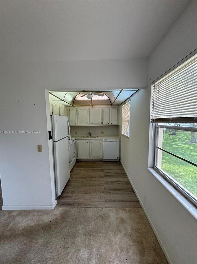 Building Photo - 564 Mansfield M