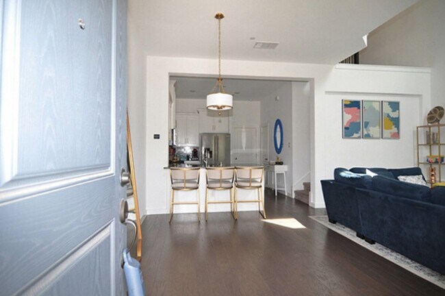 Foto del edificio - 6529 Iron Horse Blvd