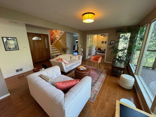 Foto del edificio - Peaceful 4-Bedroom Retreat in the Oakland ...