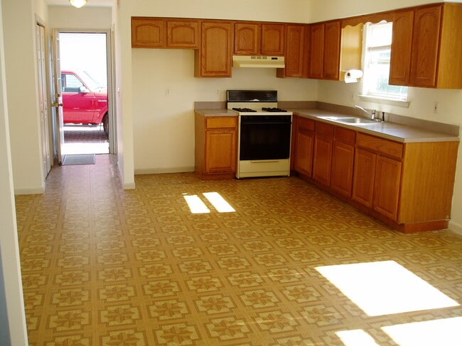 eat-in kitchen - 105 Hilton Ave
