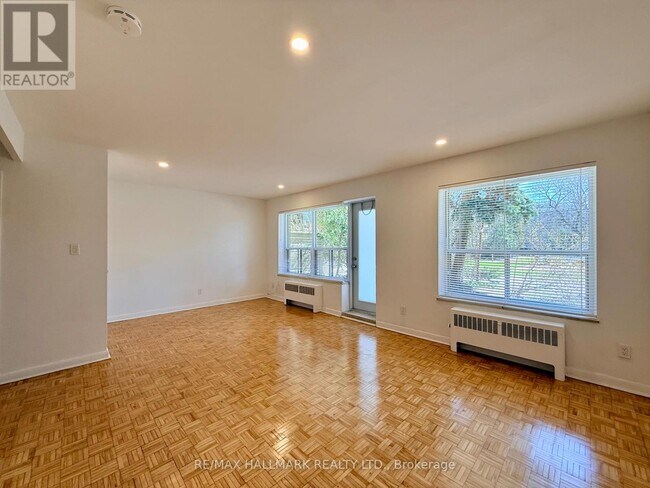 Photo du bâtiment - 30 Upper Canada Dr